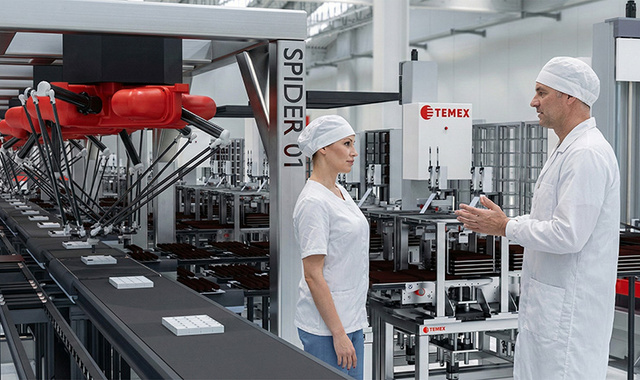 Pick and Place balící linka čokoládových pralinek Pick and Place balící linka čokoládových pralinek